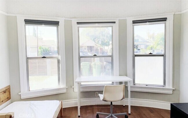 Foto del edificio - 1356 W 30th St