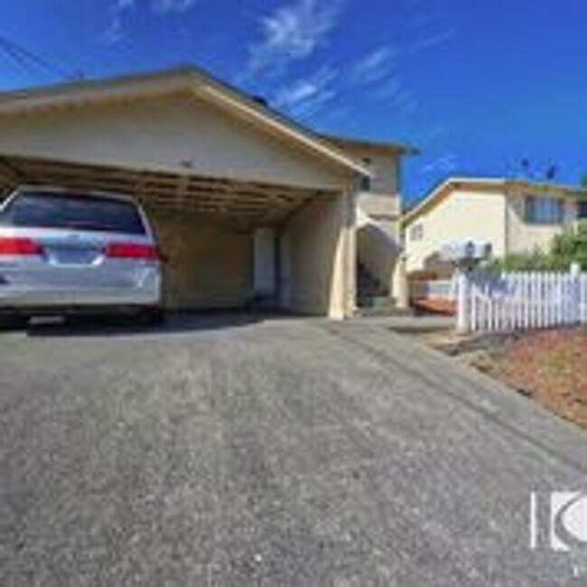 Building Photo - Lower Level duplex