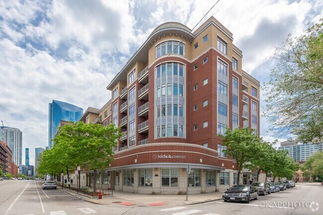 Building Photo - 657 W Fulton St