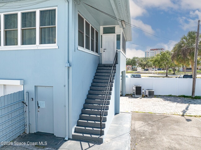 Building Photo - 1008 E Strawbridge Ave