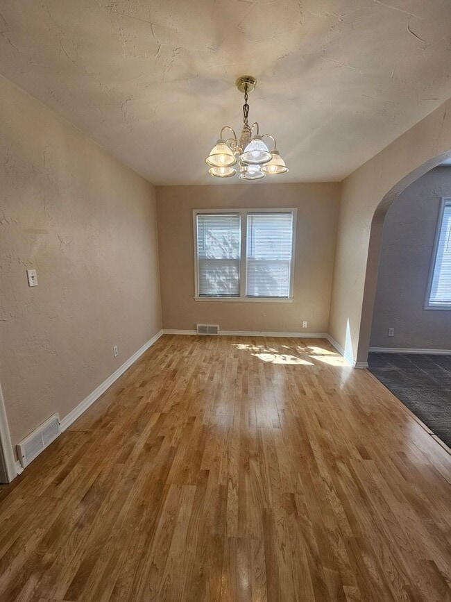 Building Photo - 606 Haines Ave