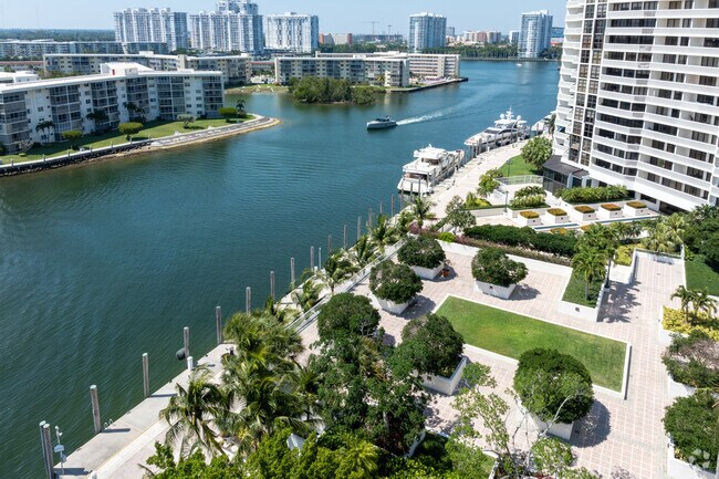 Foto del edificio - 1000 E Island Blvd