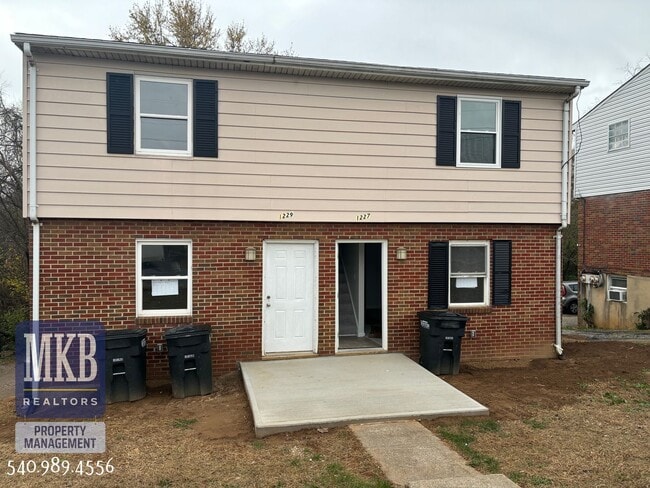 Building Photo - Ruddell Road Triplex