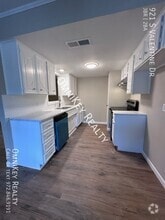 Building Photo - 921 S Valentine Dr