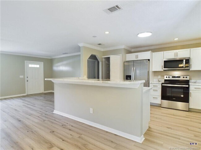 Building Photo - 705 NE Vanda Terrado