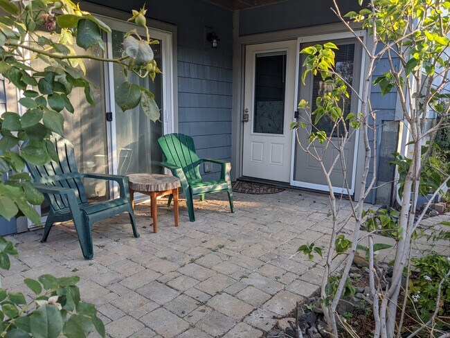 Entry - 17 SW Russell Ave
