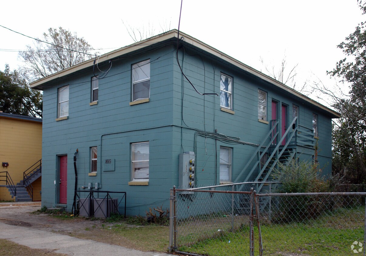Building Photo - 1332 W 15th St
