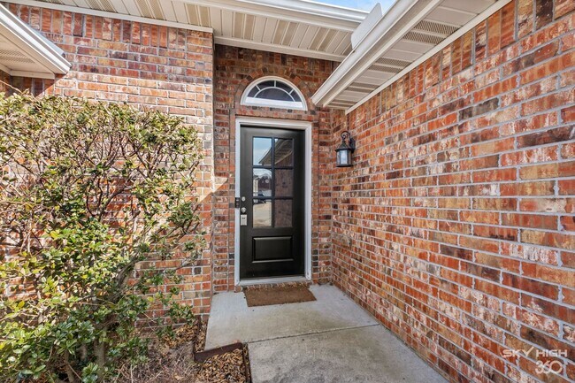 Building Photo - Huge Backyard in a Desirable Neighborhood!...