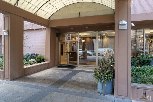 Entrada - 247 E Chestnut St
