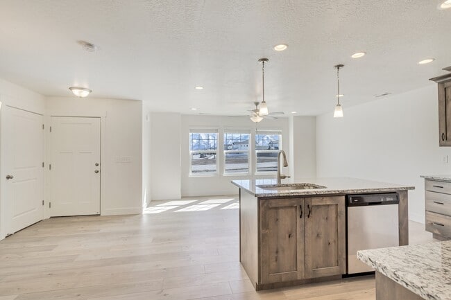Building Photo - 1040 S 1200 W