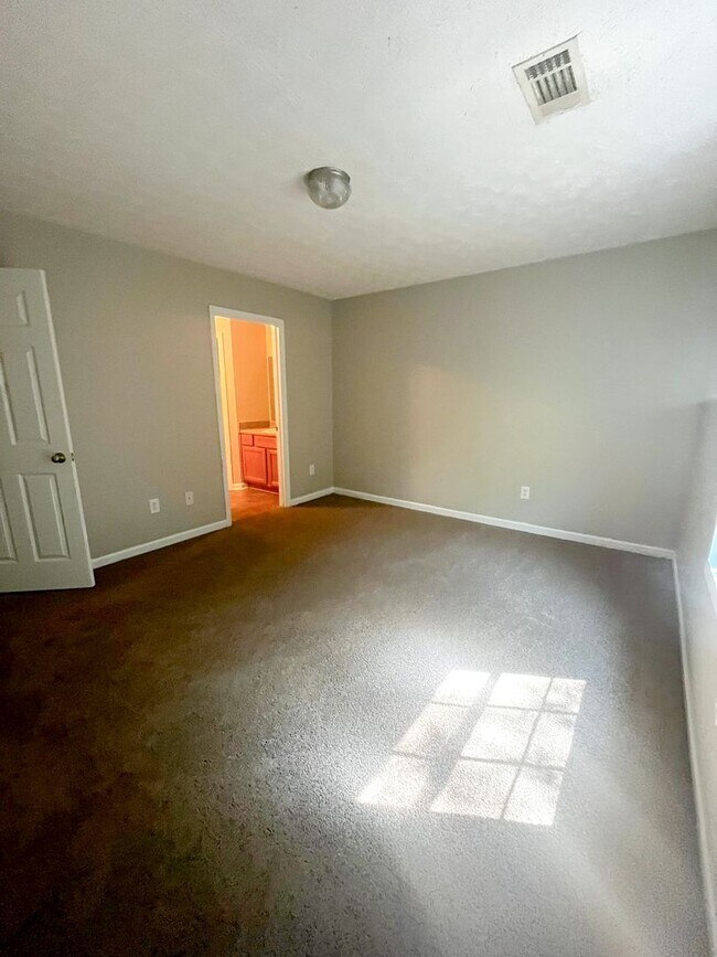 Foto del edificio - Beautiful 3-Bedroom Home with Spacious Yar...