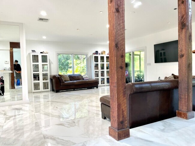 Foto del edificio - 3 br, 3 bath House - 4121 NW 5th Ave