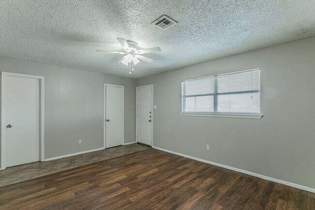 Foto del edificio - 6601 May Dr