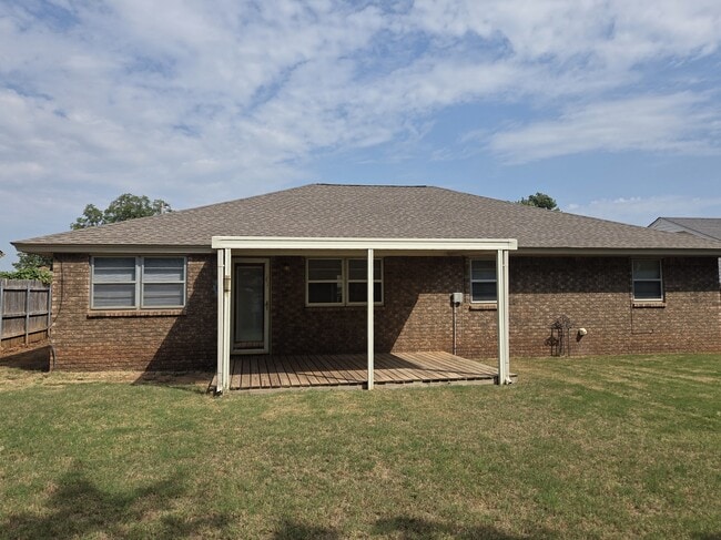 Building Photo - 904 E Hills Dr