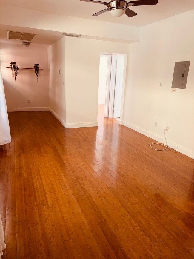 Building Photo - 4812 Pine Tree Dr