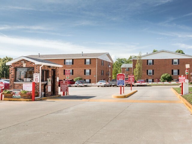 Entrada controlada y con personal de vigilancia de cortesía - Westgate Apartments