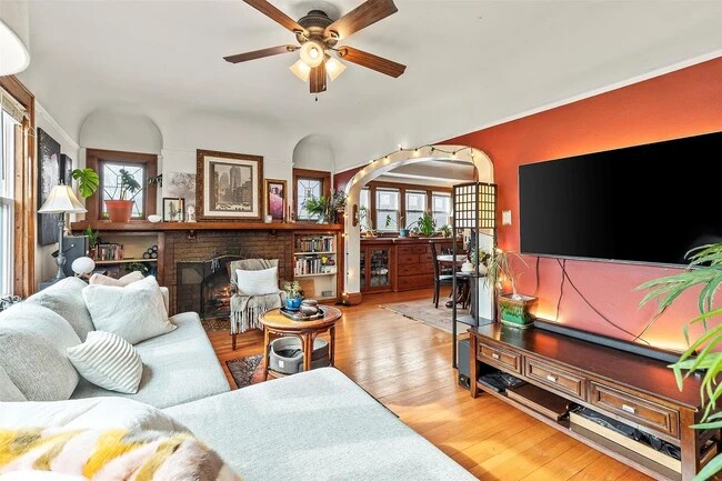 Sala de estar y comedor - 2567 N 60th St