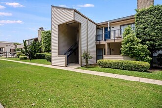 Building Photo - 7060 N Holiday Dr