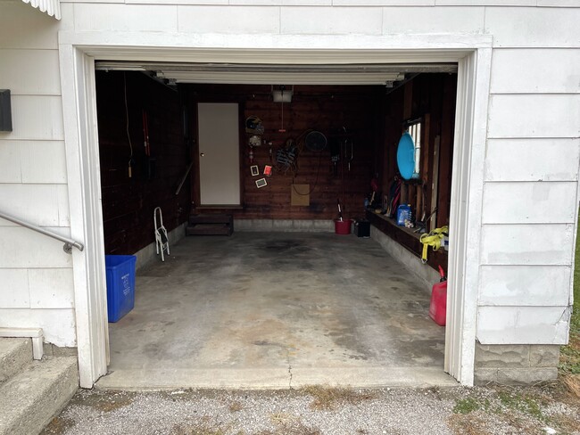 Garage with door opener - 926 Glenn St