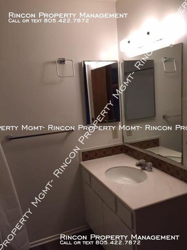 Building Photo - Ventura Keys Townhome *2 Bedrooms/1.5 Baths*