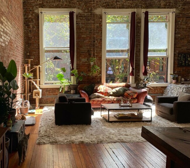 Building Photo - Charming Vintage Pioneer Square Studio wit...