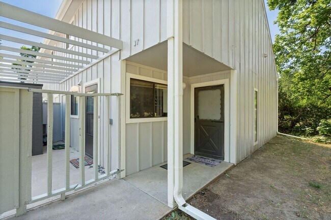 Foto del edificio - 705 E Drake Rd