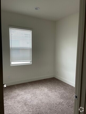 Building Photo - 405 S Reaghan Ln