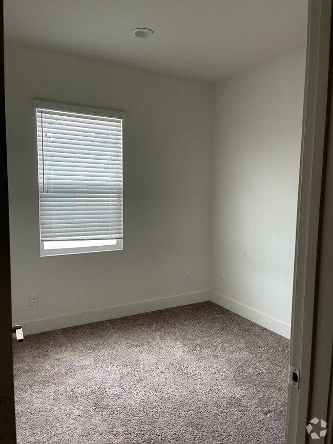 Building Photo - 405 S Reaghan Ln
