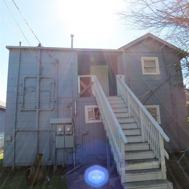 Building Photo - 4020 Avenue O 1/2