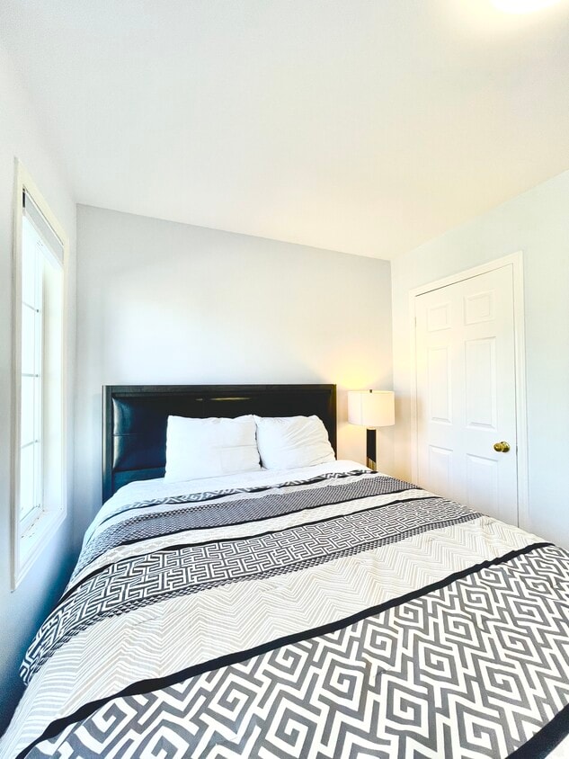 21 Bassett Av, Richmond Hill, ON L4B 4M8 Townhouse for Rent in