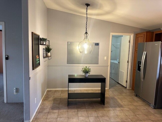 Foto del edificio - Beautifully maintained 3BR/2BA home with f...