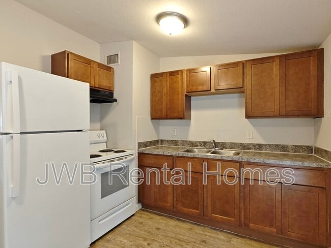 Building Photo - 730 Fernway St