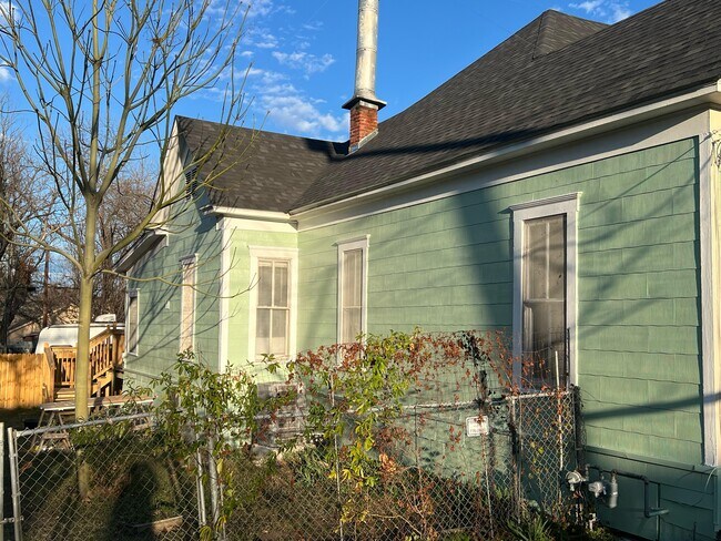 Building Photo - 719 N 11th St