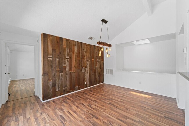 Building Photo - 1828 Alameda Dr