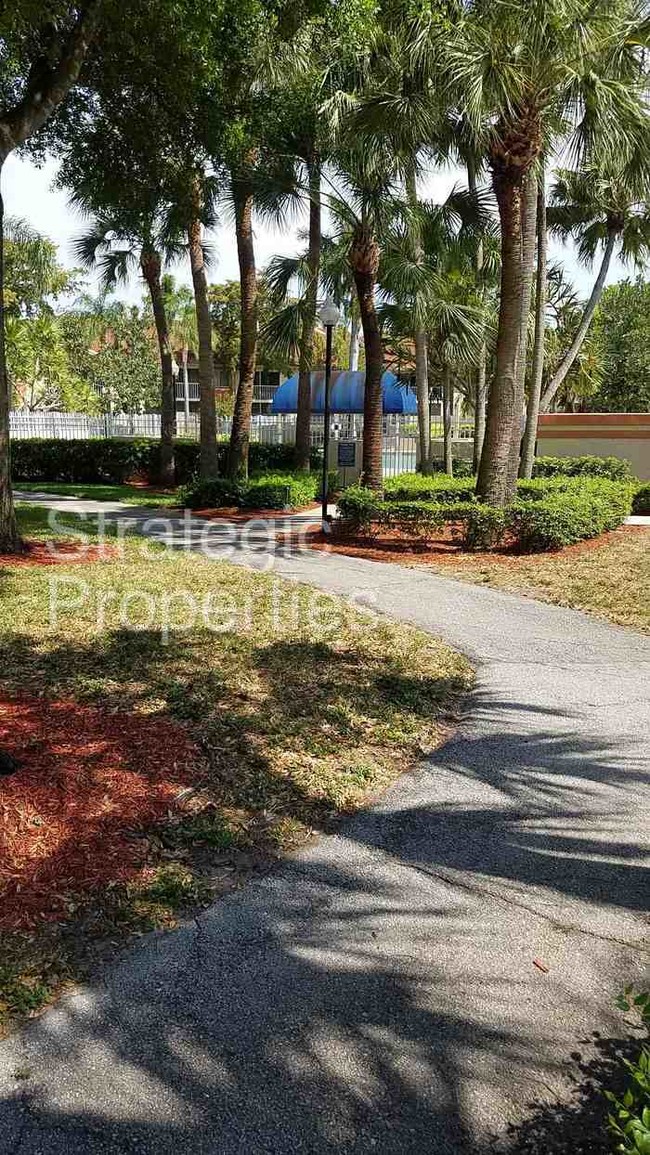 Building Photo - 1209 The Pointe Dr