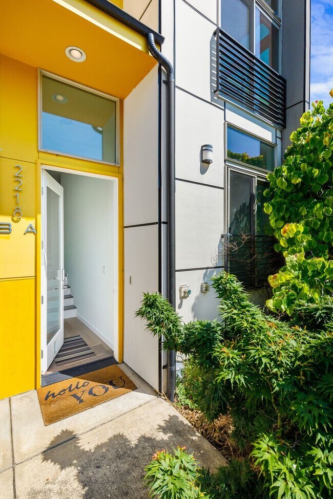 Building Photo - Eastlake Townhouse with Rooftop Deck/Views...