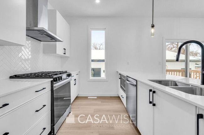 Photo du bâtiment - 15416-15496 96 Ave NW