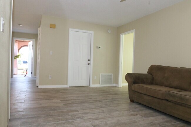 Building Photo - 1510 W Riviera Dr