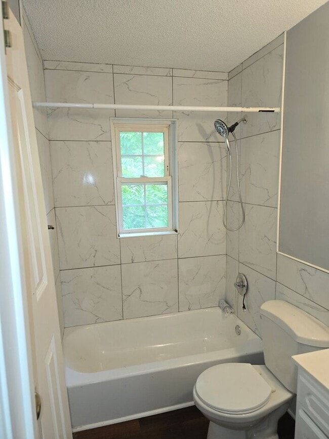 Building Photo - Duplex Available