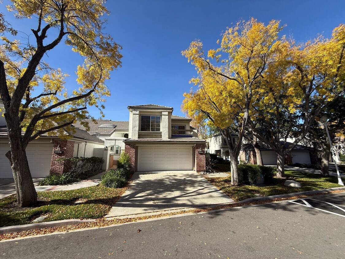 Foto principal - 3-Bedroom Home with Dual Fireplaces, Dual Balconies, and Community Pool in Valencia!