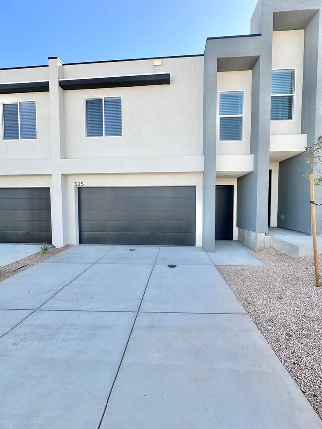 Building Photo - PET FRIENDLY!! HURRICANE TOWNHOME!