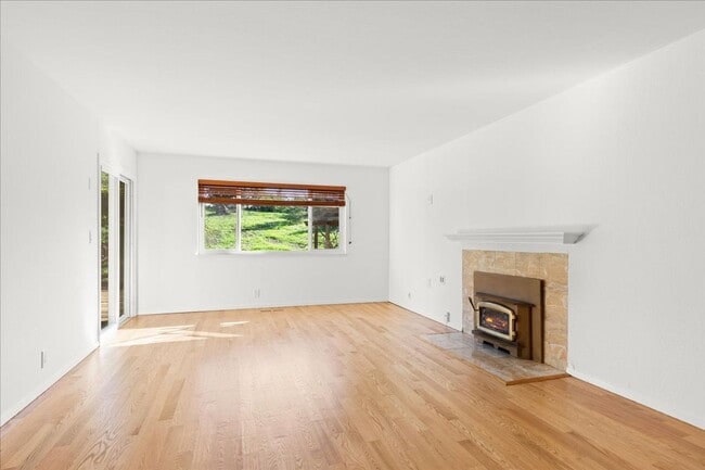 Building Photo - Beautiful remodeled 3 Bed 2 Bath home in Los Altos Hills