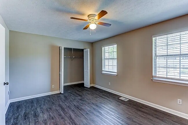 Building Photo - 418 Creekview Ct