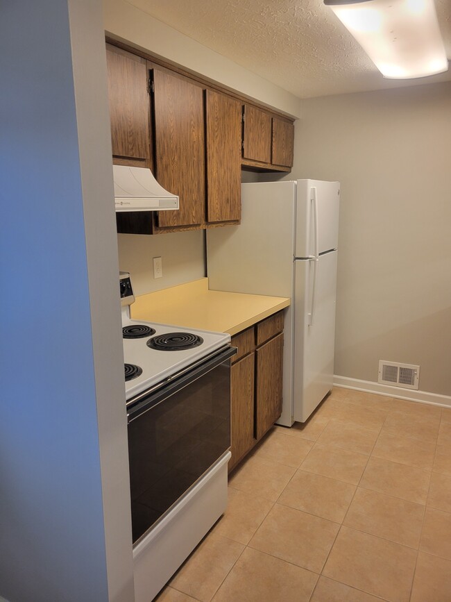 Galley Kitchen - 33 Village Trl