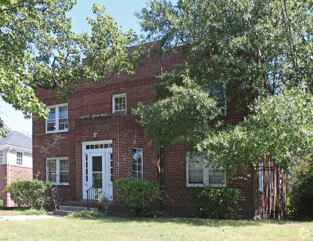 Building Photo - 1006 N Elm St