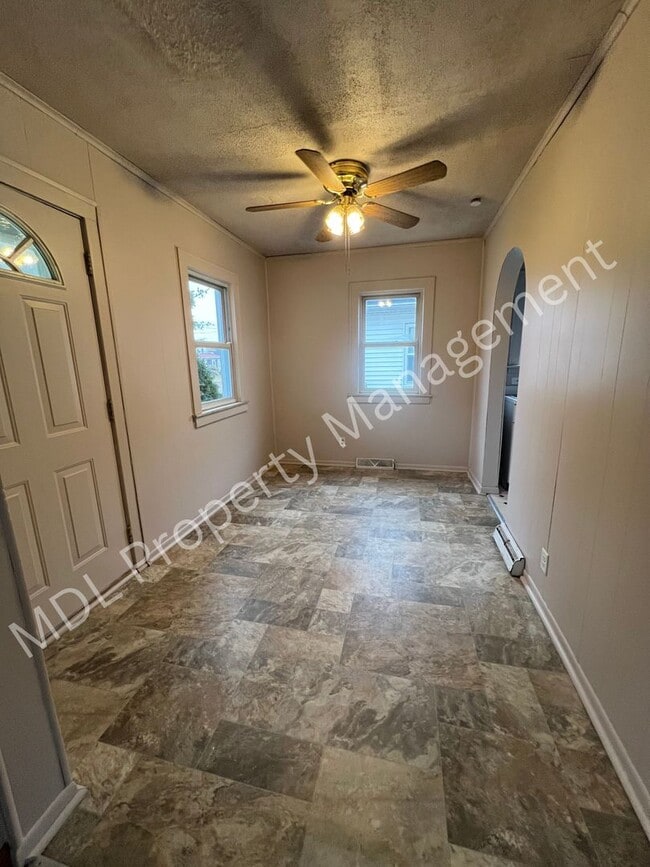 Building Photo - 3 bed Home with Garage- Available Now!
