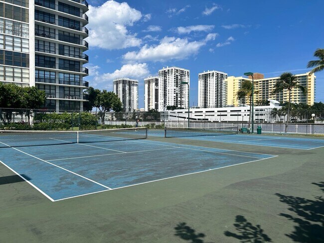 Foto del edificio - 800 Parkview Dr
