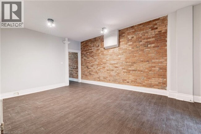 Building Photo - 477 King St E