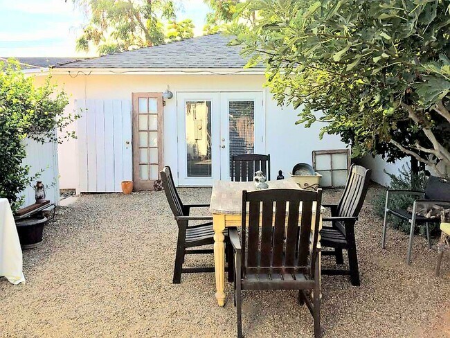 Spacious private back yard, room for pot plants or gardening - 6713 Murietta Ave