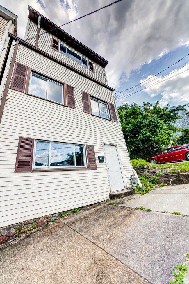 Foto del edificio - AVAILABLE AUGUST 2026 - Beautiful 3 Bedroom Home w/ OFF-STREET PARKING & Deck!